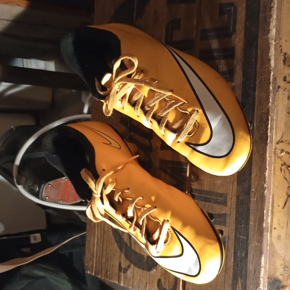 Nike running shoes mens size 9.5 Mercurial color yellow w white swoosh